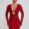 Rochie mini roșie cu mâneci lungi și decolteu adânc