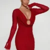 Rochie mini roșie cu mâneci lungi și decolteu adânc