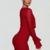 Rochie mini roșie cu mâneci lungi și decolteu adânc