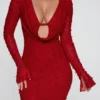 Rochie mini roșie cu mâneci lungi și decolteu adânc