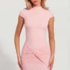 Rochie mini roz cu guler înalt din jersey Blair, cu spate decupat și drapaj