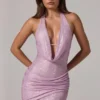 Rochie mini roz cu guler înalt și spate decupat, decorată cu velar