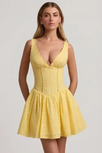 Rochie mini Sabina cu croi în A, broderie englezească și detaliu fundă, în galben pastel Rochie mini Sabina cu croi în A, broderie englezească și detaliu fundă, în galben pastel