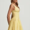 Rochie mini Sabina cu croi în A, broderie englezească și detaliu fundă, în galben pastel Rochie mini Sabina cu croi în A, broderie englezească și detaliu fundă, în galben pastel