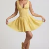 Rochie mini Sabina cu croi în A, broderie englezească și detaliu fundă, în galben pastel Rochie mini Sabina cu croi în A, broderie englezească și detaliu fundă, în galben pastel