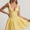 Rochie mini Sabina cu croi în A, broderie englezească și detaliu fundă, în galben pastel Rochie mini Sabina cu croi în A, broderie englezească și detaliu fundă, în galben pastel