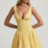 Rochie mini Sabina cu croi în A, broderie englezească și detaliu fundă, în galben pastel Rochie mini Sabina cu croi în A, broderie englezească și detaliu fundă, în galben pastel
