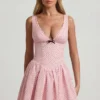 Rochie mini Sabina cu detaliu fundă, croi în A, cu buline roz Rochie mini Sabina cu detaliu fundă, croi în A, cu buline roz