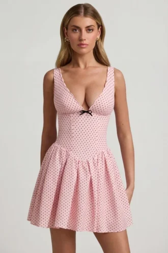 Rochie mini Sabina cu detaliu fundă, croi în A, cu buline roz Rochie mini Sabina cu detaliu fundă, croi în A, cu buline roz