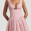 Rochie mini Sabina cu detaliu fundă, croi în A, cu buline roz Rochie mini Sabina cu detaliu fundă, croi în A, cu buline roz
