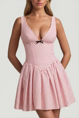 Rochie mini Sabina cu detaliu fundă, croi în A, cu buline roz Rochie mini Sabina cu detaliu fundă, croi în A, cu buline roz