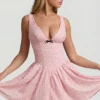 Rochie mini Sabina cu detaliu fundă, croi în A, cu buline roz Rochie mini Sabina cu detaliu fundă, croi în A, cu buline roz