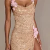 Rochie mini Seraphine cu spate decupat și ornamente aurii