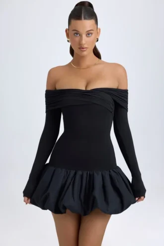 Rochie mini Serra din modal, cu umeri decupați și tiv bufant, în negru Rochie mini Serra din modal, cu umeri decupați și tiv bufant, în negru