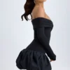 Rochie mini Serra din modal, cu umeri decupați și tiv bufant, în negru