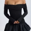 Rochie mini Serra din modal, cu umeri decupați și tiv bufant, în negru