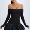 Rochie mini Serra din modal, cu umeri decupați și tiv bufant, în negru