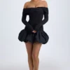 Rochie mini Serra din modal, cu umeri decupați și tiv bufant, în negru