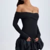 Rochie mini Serra din modal, cu umeri decupați și tiv bufant, în negru