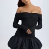 Rochie mini Serra din modal, cu umeri decupați și tiv bufant, în negru