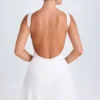 Rochie mini Shirin cu spate decupat, în alb