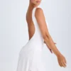 Rochie mini Shirin cu spate decupat, în alb