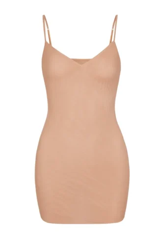 Rochie mini slip Intimates din plasă moale, cu decolteu în V, în culoarea piersică caldă Rochie mini slip Intimates din plasă moale, cu decolteu în V, în culoarea piersică caldă