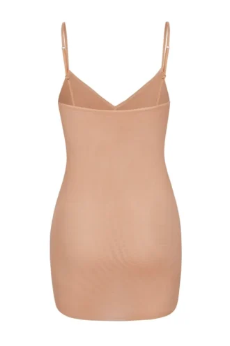 Rochie mini slip Intimates din plasă moale, cu decolteu în V, în culoarea piersică caldă Rochie mini slip Intimates din plasă moale, cu decolteu în V, în culoarea piersică caldă