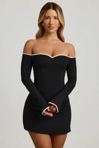 Rochie mini Stasia din modal, cu umeri decupați și croi în A, de culoare neagră Rochie mini Stasia din modal, cu umeri decupați și croi în A, de culoare neagră