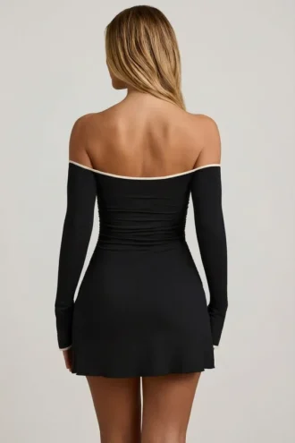 Rochie mini Stasia din modal, cu umeri decupați și croi în A, de culoare neagră Rochie mini Stasia din modal, cu umeri decupați și croi în A, de culoare neagră