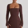 Rochie mini Taesha cu guler pătrat și croi structurat, în formă de lalea, de culoare maro ciocolată Rochie mini Taesha cu guler pătrat și croi structurat, în formă de lalea, de culoare maro ciocolată