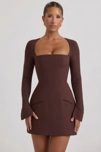 Rochie mini Taesha cu guler pătrat și croi structurat, în formă de lalea, de culoare maro ciocolată Rochie mini Taesha cu guler pătrat și croi structurat, în formă de lalea, de culoare maro ciocolată