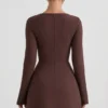 Rochie mini Taesha cu guler pătrat și croi structurat, în formă de lalea, de culoare maro ciocolată Rochie mini Taesha cu guler pătrat și croi structurat, în formă de lalea, de culoare maro ciocolată