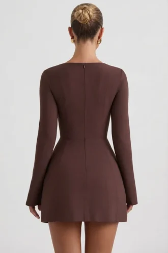 Rochie mini Taesha cu guler pătrat și croi structurat, în formă de lalea, de culoare maro ciocolată Rochie mini Taesha cu guler pătrat și croi structurat, în formă de lalea, de culoare maro ciocolată