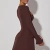 Rochie mini Taesha cu guler pătrat și croi structurat, în formă de lalea, de culoare maro ciocolată Rochie mini Taesha cu guler pătrat și croi structurat, în formă de lalea, de culoare maro ciocolată