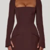 Rochie mini Taesha cu guler pătrat și croi structurat, în formă de lalea, de culoare maro ciocolată Rochie mini Taesha cu guler pătrat și croi structurat, în formă de lalea, de culoare maro ciocolată