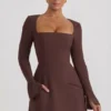 Rochie mini Taesha cu guler pătrat și croi structurat, în formă de lalea, de culoare maro ciocolată Rochie mini Taesha cu guler pătrat și croi structurat, în formă de lalea, de culoare maro ciocolată