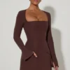 Rochie mini Taesha cu guler pătrat și croi structurat, în formă de lalea, de culoare maro ciocolată Rochie mini Taesha cu guler pătrat și croi structurat, în formă de lalea, de culoare maro ciocolată
