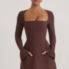 Rochie mini Taesha cu guler pătrat și croi structurat, în formă de lalea, de culoare maro ciocolată Rochie mini Taesha cu guler pătrat și croi structurat, în formă de lalea, de culoare maro ciocolată