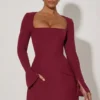 Rochie mini Taesha cu guler pătrat și croi structurat, în formă de lalea, în roșu vin Rochie mini Taesha cu guler pătrat și croi structurat, în formă de lalea, în roșu vin