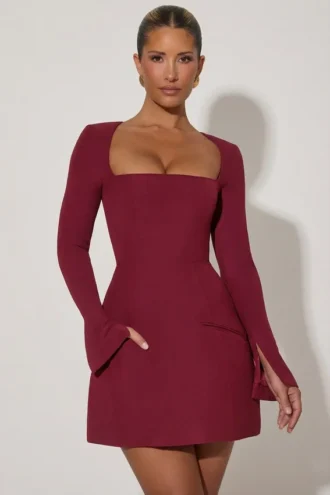 Rochie mini Taesha cu guler pătrat și croi structurat, în formă de lalea, în roșu vin Rochie mini Taesha cu guler pătrat și croi structurat, în formă de lalea, în roșu vin