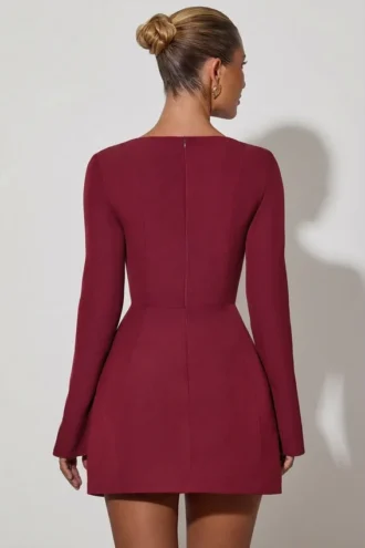 Rochie mini Taesha cu guler pătrat și croi structurat, în formă de lalea, în roșu vin Rochie mini Taesha cu guler pătrat și croi structurat, în formă de lalea, în roșu vin