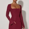 Rochie mini Taesha cu guler pătrat și croi structurat, în formă de lalea, în roșu vin Rochie mini Taesha cu guler pătrat și croi structurat, în formă de lalea, în roșu vin