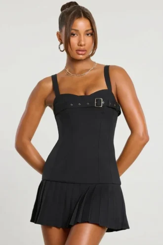 Rochie mini tip kilt din twill periat, cu talie coborâtă, de la Clover, în culoarea neagră Rochie mini tip kilt din twill periat, cu talie coborâtă, de la Clover, în culoarea neagră