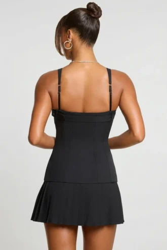 Rochie mini tip kilt din twill periat, cu talie coborâtă, de la Clover, în culoarea neagră Rochie mini tip kilt din twill periat, cu talie coborâtă, de la Clover, în culoarea neagră