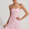 Rochie mini transparentă cu decolteu pătrat și ornamente Averie, în roz Rochie mini transparentă cu decolteu pătrat și ornamente Averie, în roz