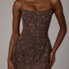 Rochie mini transparentă cu decolteu rotund și ornamente Durrani, culoare ciocolată închisă Rochie mini transparentă cu decolteu rotund și ornamente Durrani, culoare ciocolată închisă