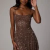 Rochie mini transparentă cu decolteu rotund și ornamente Durrani, culoare ciocolată închisă Rochie mini transparentă cu decolteu rotund și ornamente Durrani, culoare ciocolată închisă