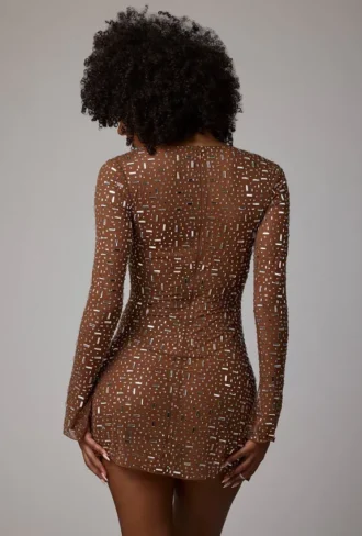 Rochie mini transparentă cu mâneci lungi și decorațiuni, croi în A, Zeta, în culoarea Mocha Rochie mini transparentă cu mâneci lungi și decorațiuni, croi în A, Zeta, în culoarea Mocha