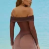 Rochie mini transparentă cu umeri decupați Nemba, în maro ciocolatiu Rochie mini transparentă cu umeri decupați Nemba, în maro ciocolatiu